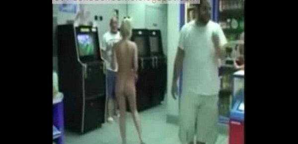  Nude Amateur In A Store Flashing